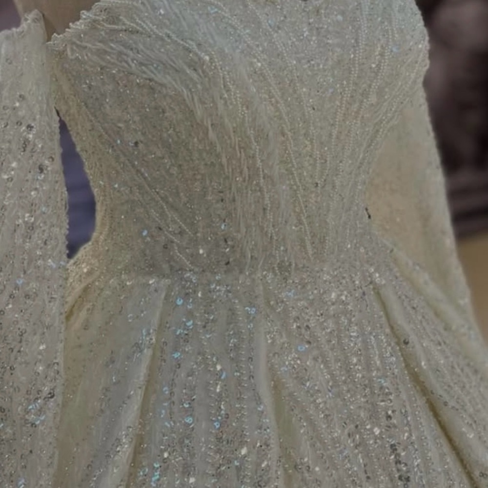 Stunning Off-Shoulder Cream Gown - Picture 2 of 3